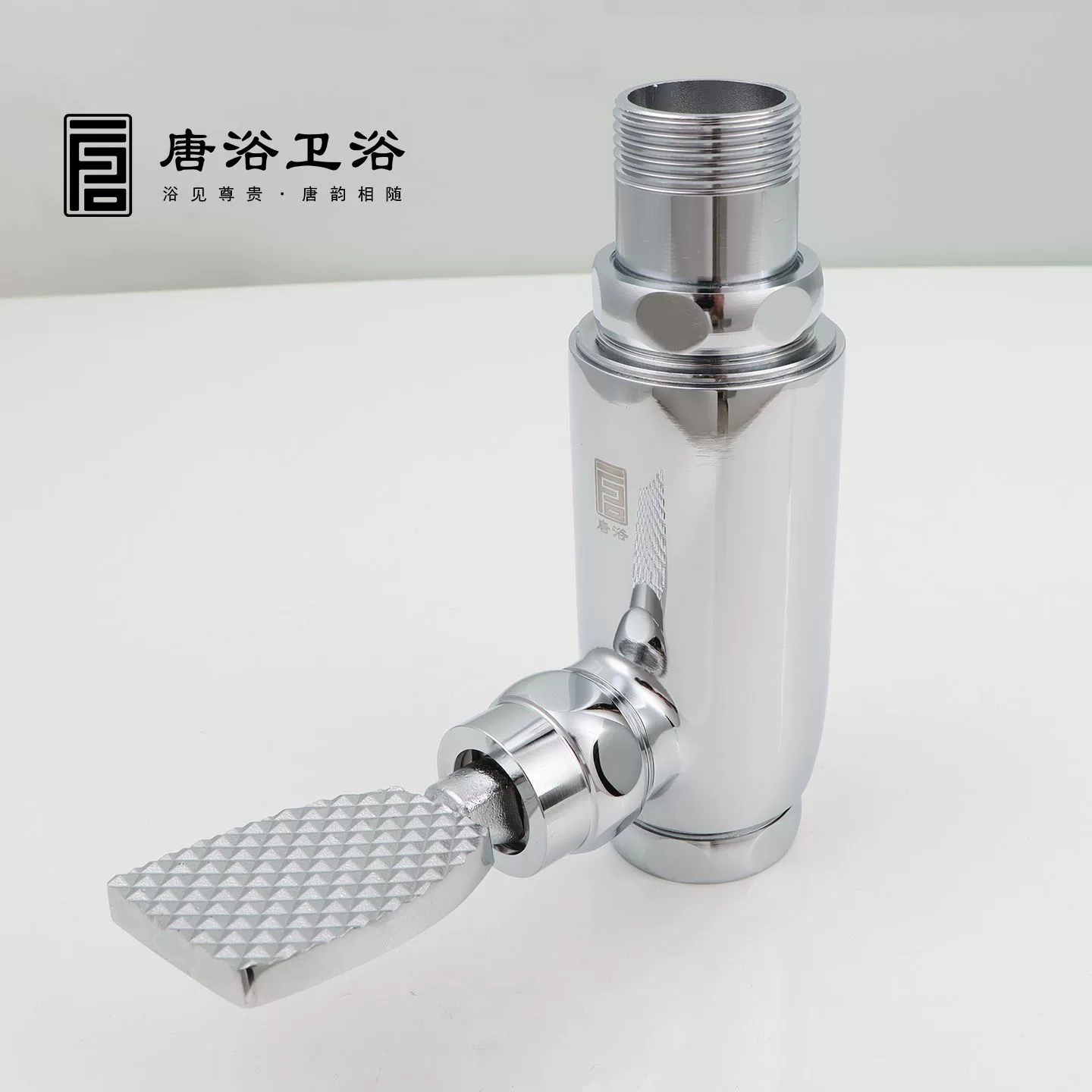 Утолщенный вертикальный смывной клапан с ножным управлением и цельномедным корпусом для настенного смывного клапана для унитаза с ножным управлением для ванной комнаты.