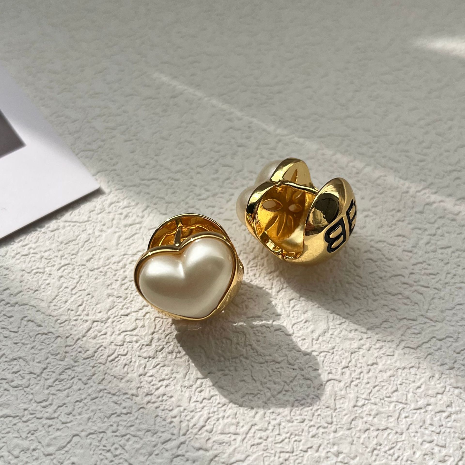 Letras de metal amor pendientes de oro perlas pendientes de clase lujosa retro retro Europa y América orejas rojas de moda