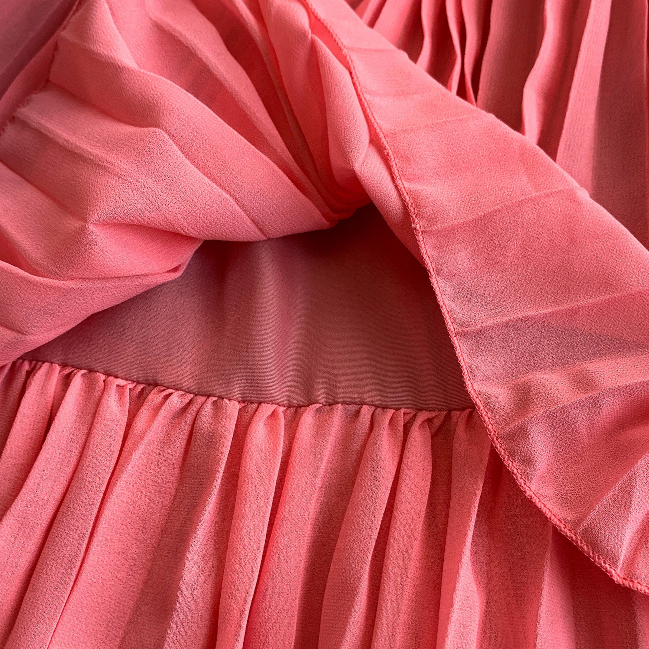 Women's French Style V-Neck Slip Dress Elegant Hollow Out Waist Cinching Slimming Pleated Long Skirt For Casual Elegant Fashion_ecoleips.com