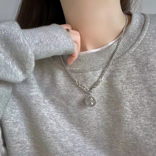 Women's Hoodie Necklace, Ins-Like Minimalist Luxury, Unique Trendy Cool, Coin-Shaped Rustic Pendant, Simple and Versatile Sweater Chain