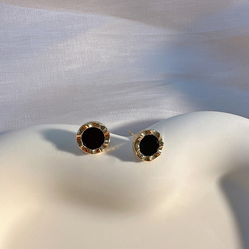 Black small design elegant earrings