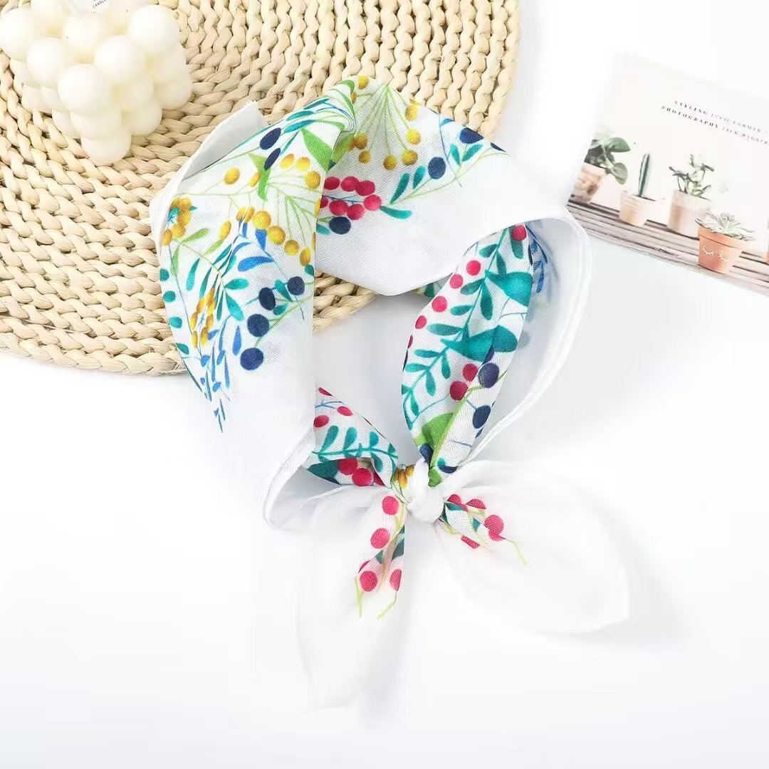 녹색 잎 11개와 붉은 과일