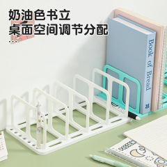 本のスタンドの大きいサイズの本を挟んで、本で学生を遮ります。