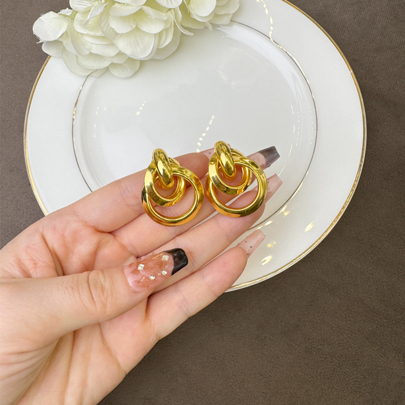 Pendientes de oro de arena vietnamita transfronterizos Pendientes geométricos tridimensionales de estilo de lujo ligero temperamento femenino diseño retro sentido joyería de oreja al por mayor