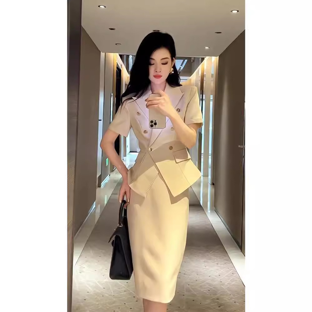 今年流行漂亮轻奢高级感女人味小香风西装上衣包臀裙职业套装夏季