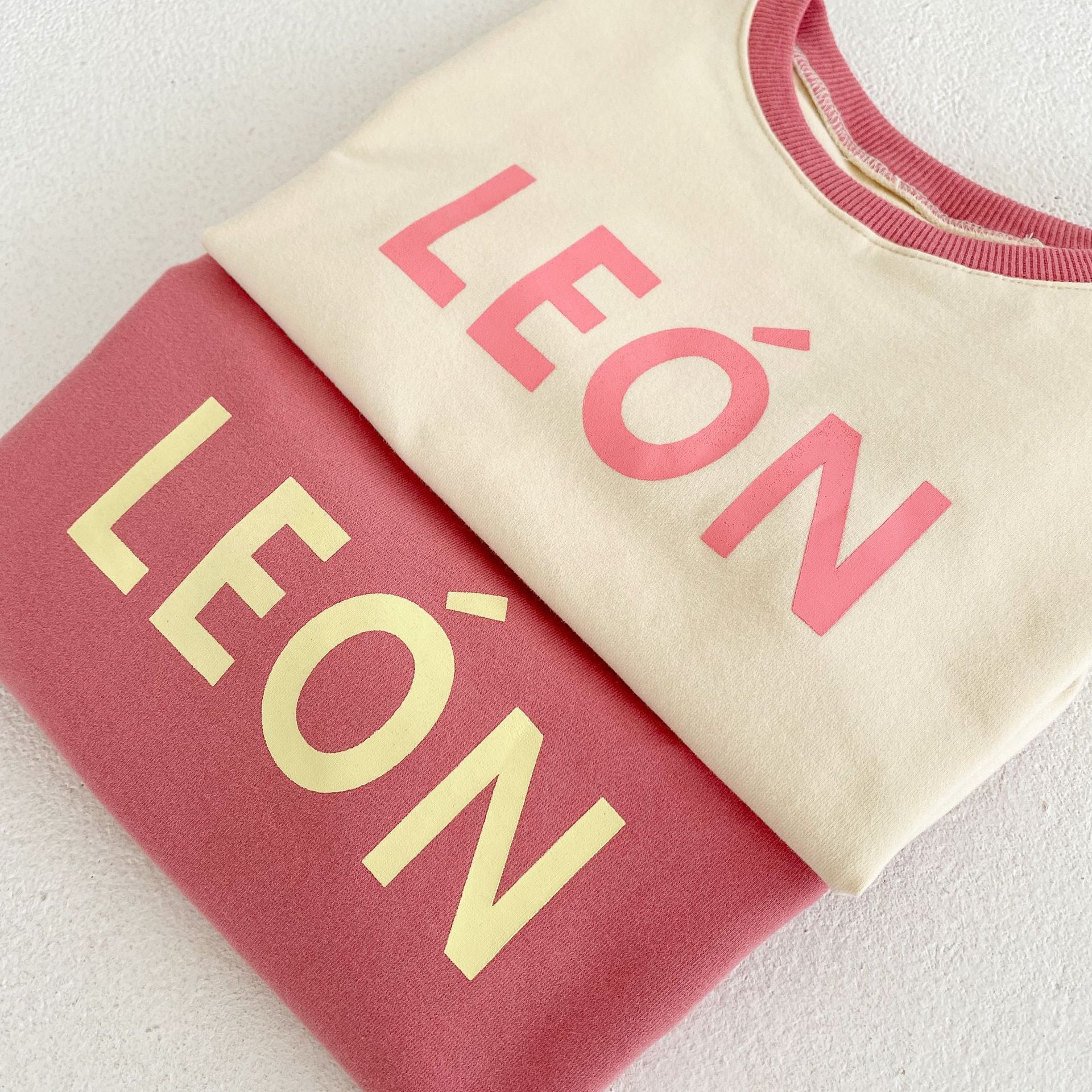 Collezione autunno 2024: maglietta a maniche lunghe con lettere stampate per neonati e bambini piccoli, pantaloni con toppa con faccina sorridente,_voghion.com