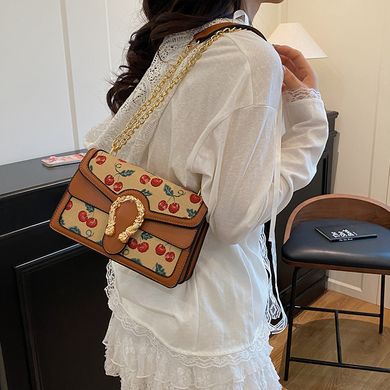 Hong Kong estilo retro Baco 2025 verano nuevo bolso de cadena moda cereza bolso de hombro color de contraste bolso de mensajero para mujer