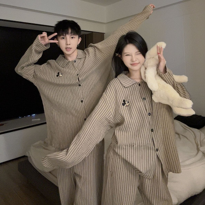 Primavera y otoño pijamas mujeres dulces lindos dibujos animados Mickey rayas simples pareja ropa de vestir para hombres comercio exterior al por mayor