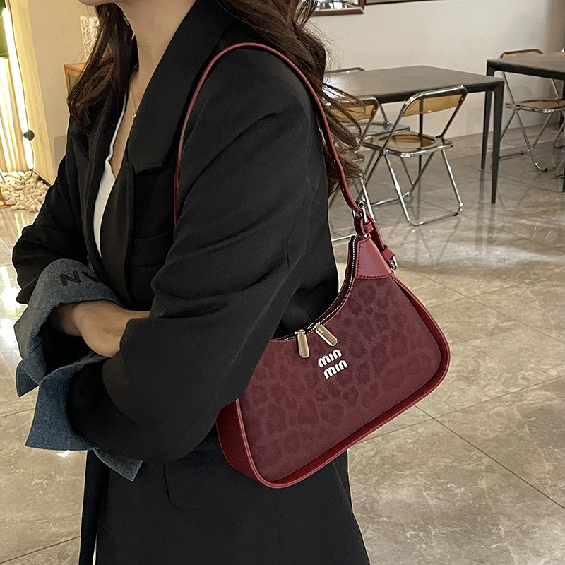 Niche Zhong bolso de brazo de diseño mujer 2025 nuevo estilo de alta sensación de bolso de hombro universal de moda con patrón de leopardo mochila