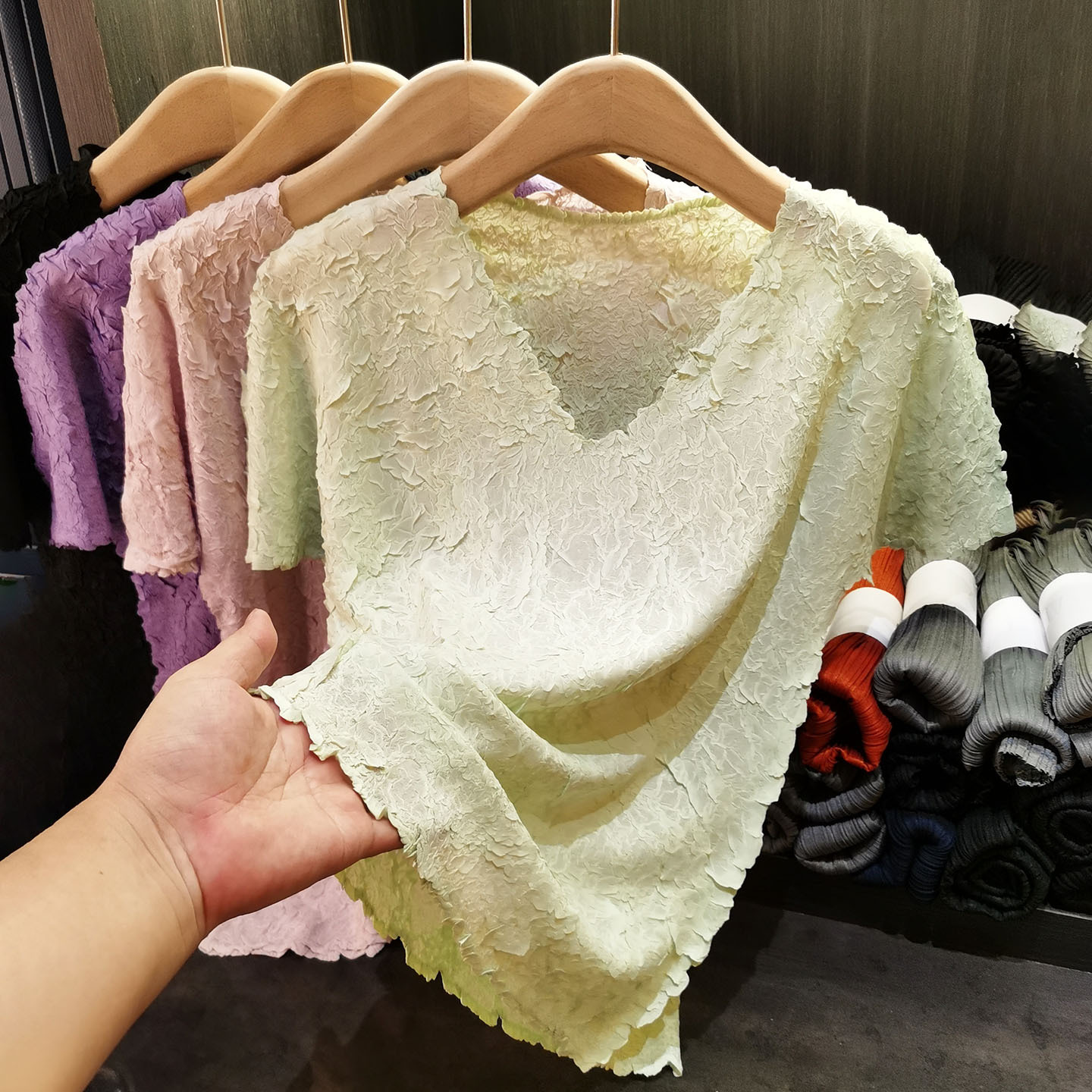 Áo phông cổ chữ V xếp ly tay ngắn nữ tính, dễ phối đồ — Màu đen, Màu tím nhạt, Màu xanh đậu, Màu tím