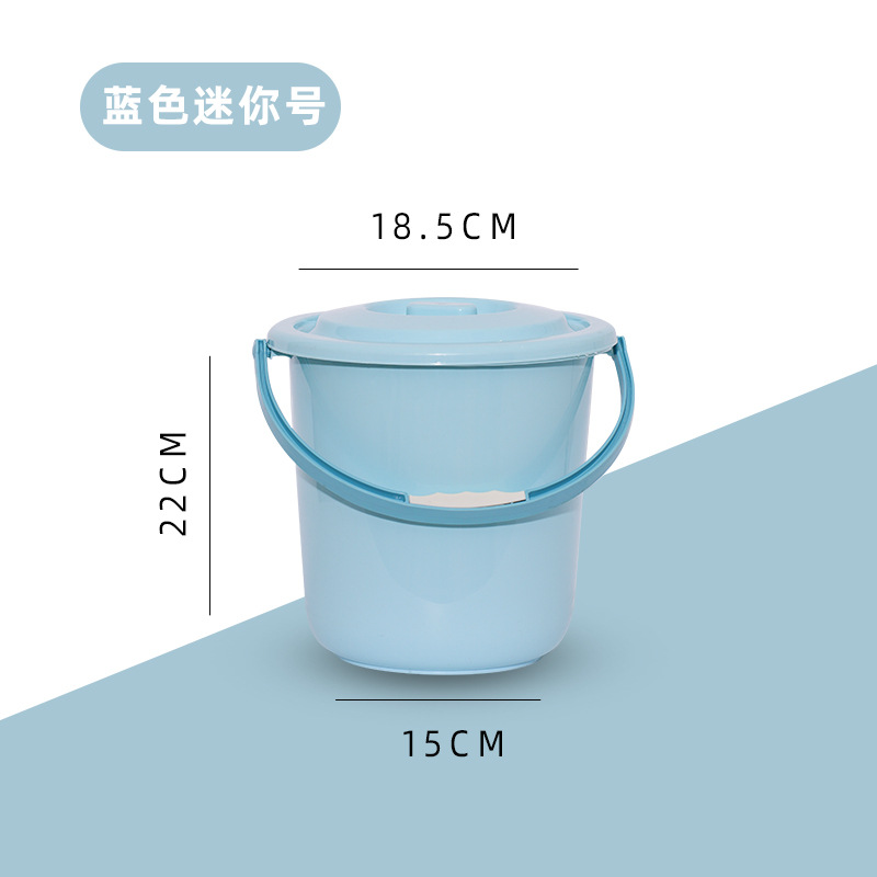 蓋付きの厚い家庭用大型プラスチックは、家庭用の手提げバケツの家庭用バケツを持っている学校の寮の学生がバケツを持っている