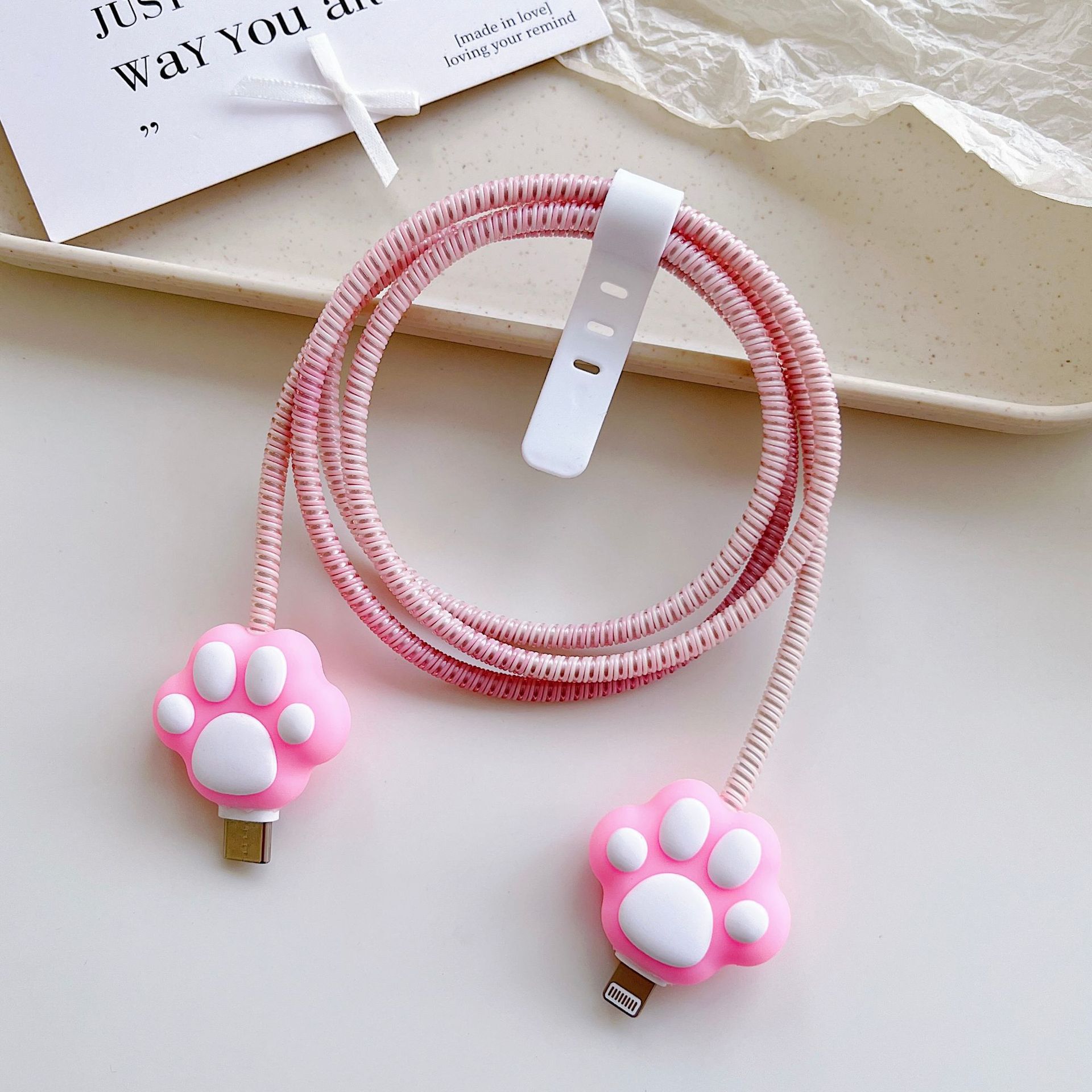 Amazon cartoon cable de datos cubierta adecuada para Apple Android cable de datos de carga rápida cuatro piezas en stock al por mayor