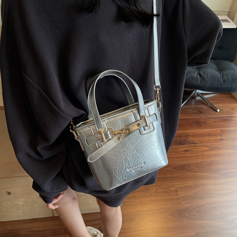 Comercio exterior de cercanías bolso de cubo de mano de todo fósforo femenino 2025 nuevo bolso de canasta de verduras de tendencia de todo fósforo bolso de mensajero de sentido avanzado