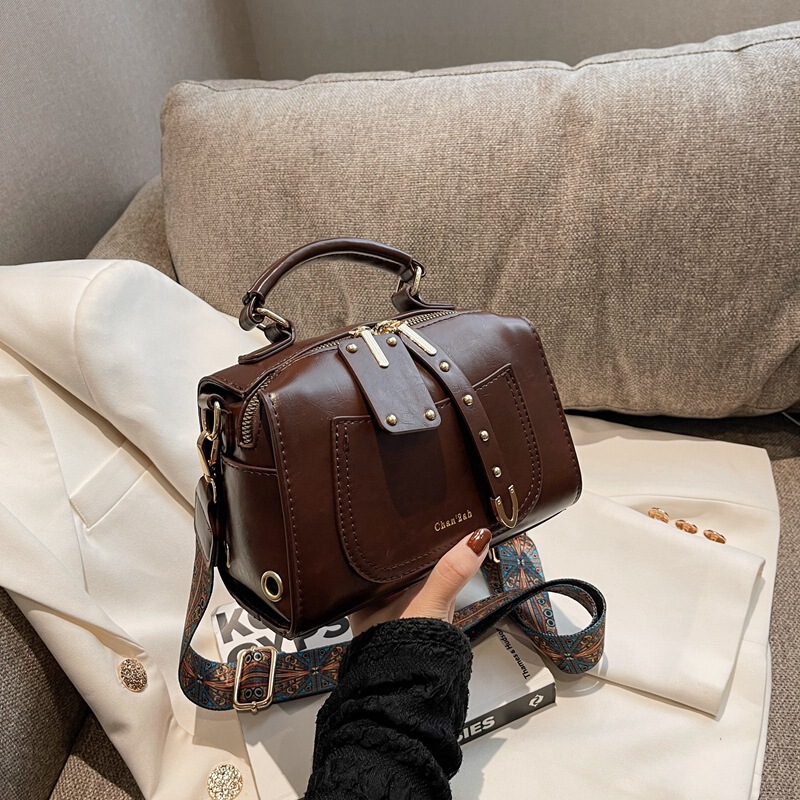 This Year's Popular Small Bags for Women 2022 Autumn and Winter New Trendy Handbags with Western Style Retro Crossbody Bags