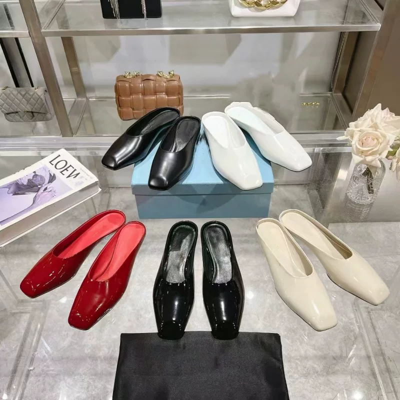 Босоножки из натуральной кожи с квадратным носком и низким каблуком, весна-лето 2025, новые темпераментные босоножки из лакированной кожи на танкетке для женщин