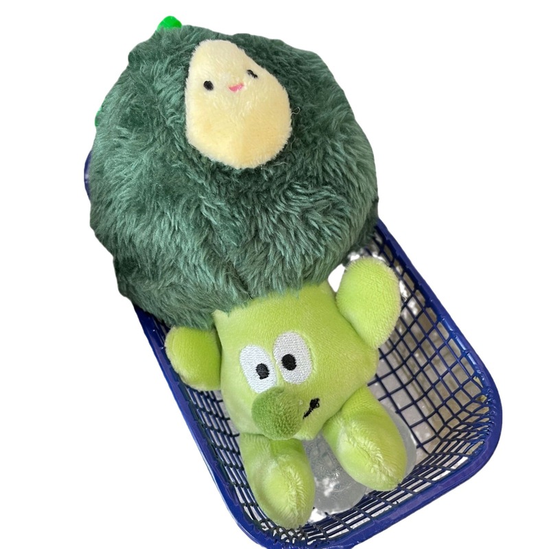 創意野菜ブロッコリーのキーホルダーが可愛いぬいぐるみのカバンに飾られています。|undefined