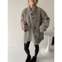 100绵羊羔毛慵懒风牛角扣2025冬季新款皮毛一体皮草外套女中长款