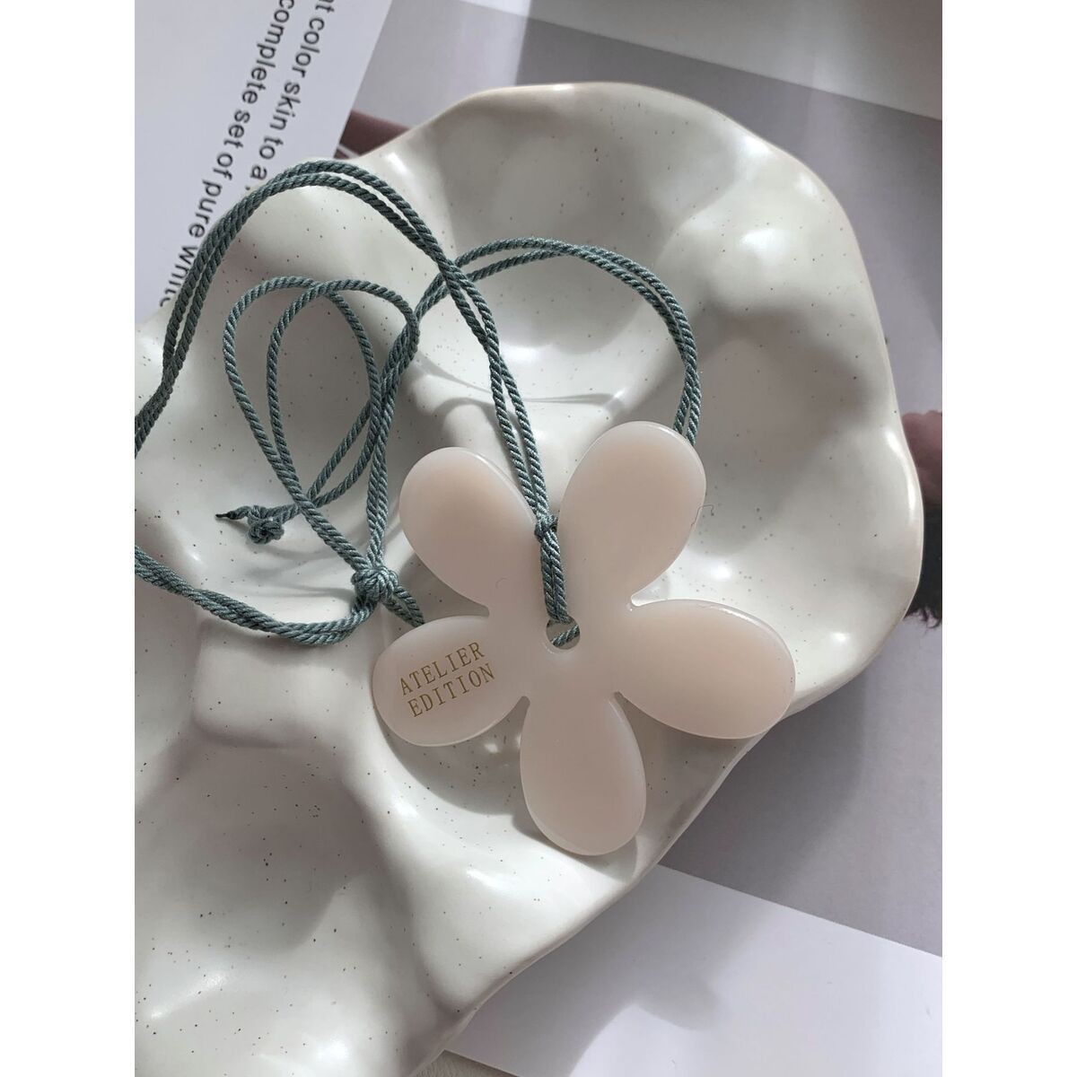 Korean Elegant Sweet and Cool Acrylic Flower Pendant Necklace Women's High-End Lady Long Sweater Chain 2025 New Style