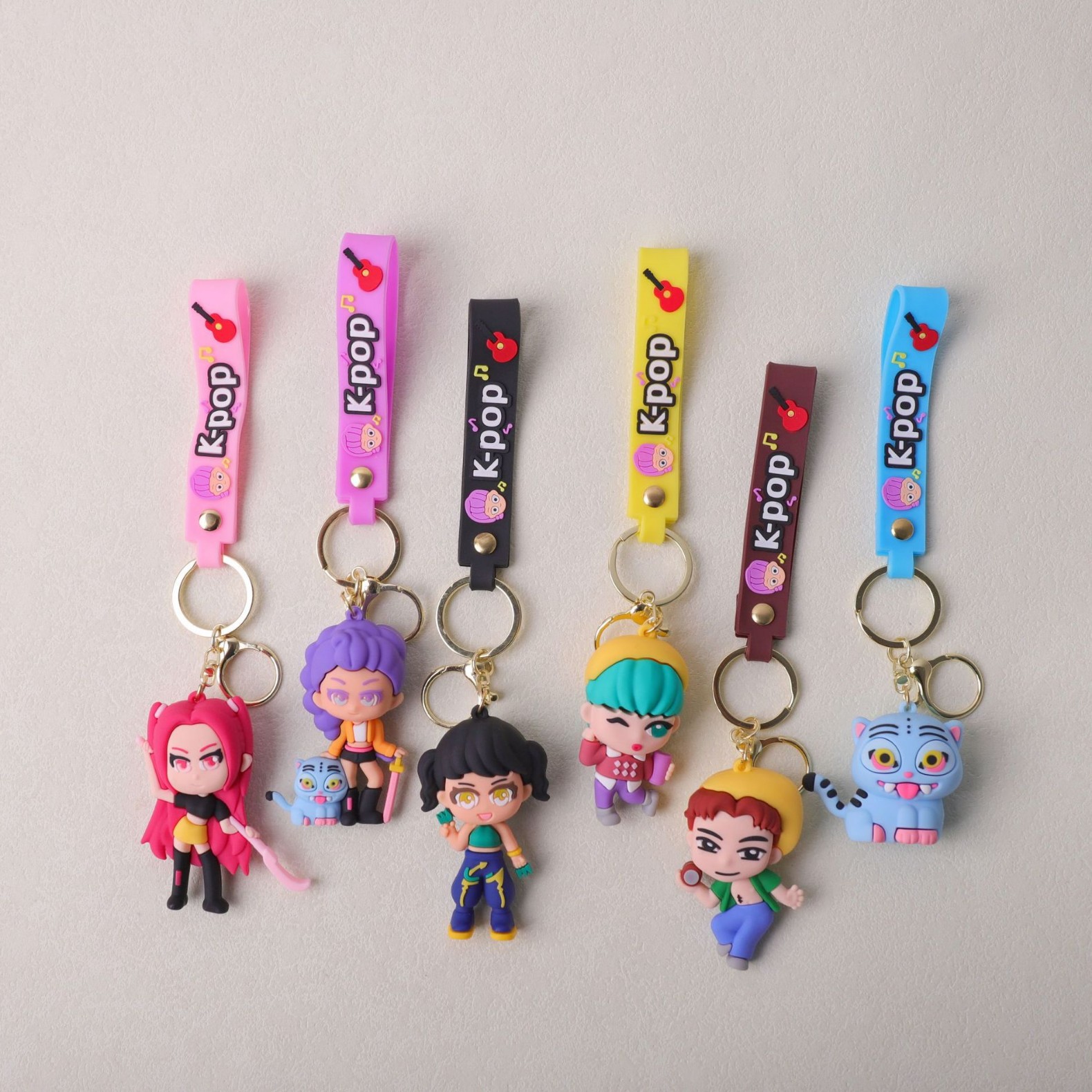 Explosiones transfronterizas KPOP caza de brujas colgantes de llaves animadas de alto valor de la cara accesorios de bolsas escolares al por mayor