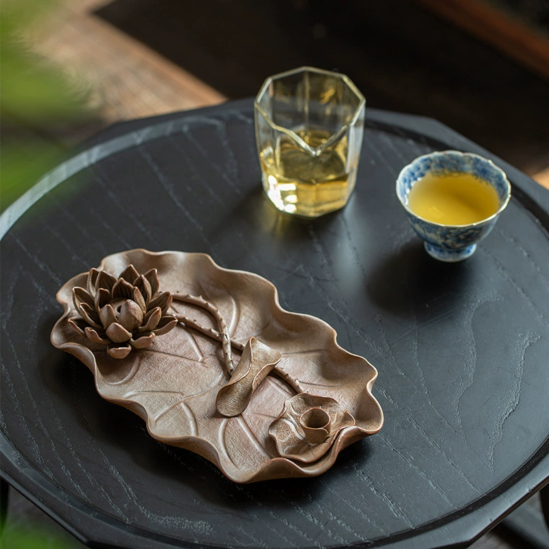 Керамическая линия лотоса ароматизирована, вставлена в домашний лоток для чая из сандалового дерева