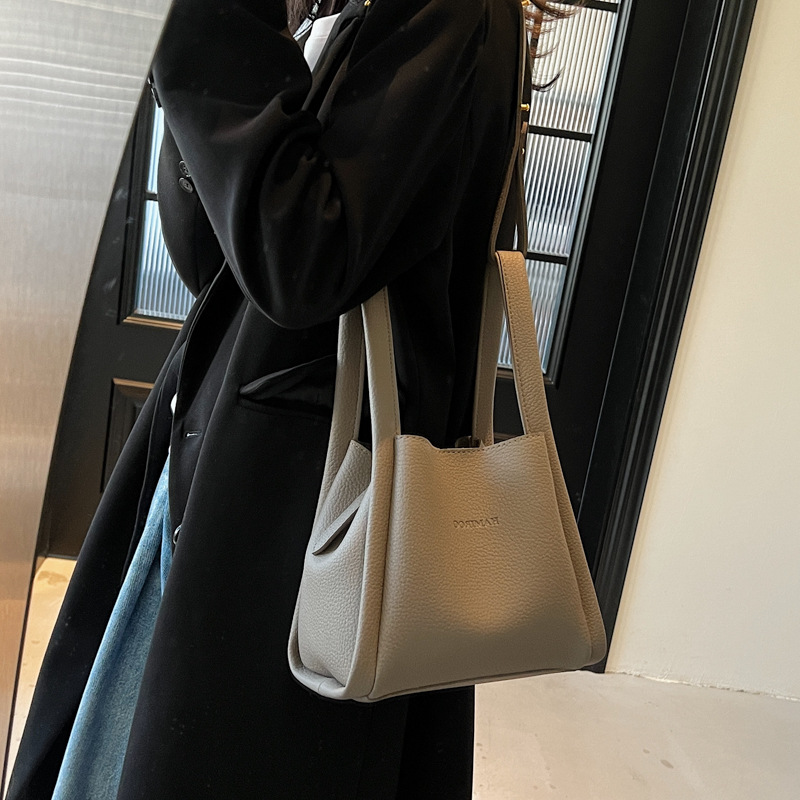 Bolsos de moda de nicho retro para mujer 2025 verano nuevo bolso de mensajero bolso de cubo de moda de alta gama bolso de hombro