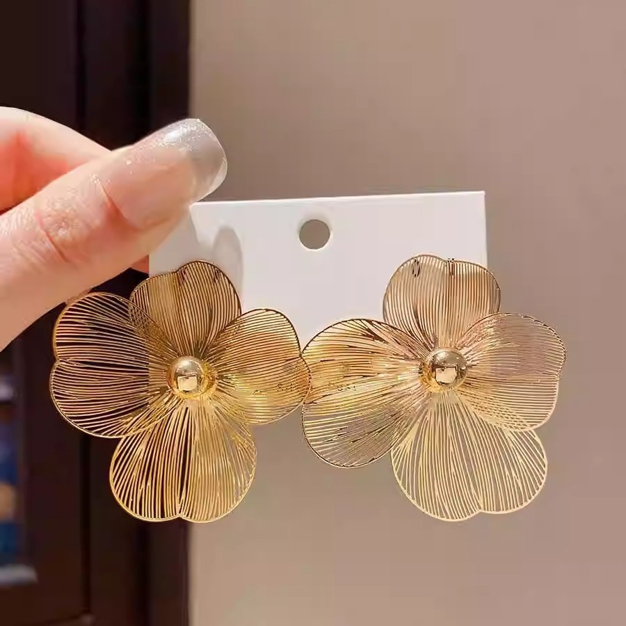 Women's Gender 1 Pair Elegant Streetwear Flower Plating Metal Ear Studs