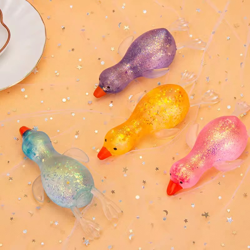 Amasar el artefacto de descompresión de pato, lavar el pato, la arena, tallar el pato, los niños, los patos amarillos, los adultos desahogan los juguetes de descompresión.