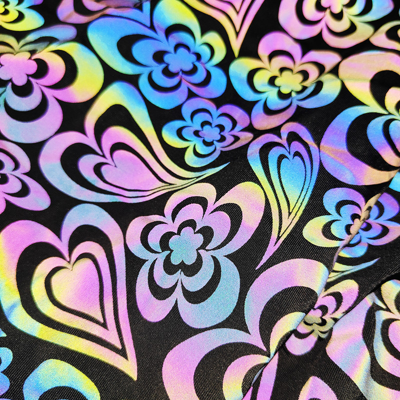 厂家供应桃心形幻彩印花反光弹力布料跑步短裤涤氨七彩反光针织布