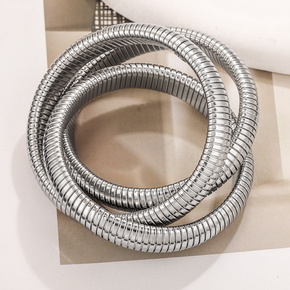 Anillo de moda europea y americana de acero titanio exagerado pulsera elástica de hueso de serpiente multi-anillo temperamento personalidad pulsera impermeable de serpiente