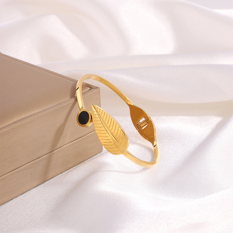 Fábrica directa pulsera de acero de titanio Europa y América alta sensación de resorte abierto pulsera de hoja de oro real chapado no decoloración joyería