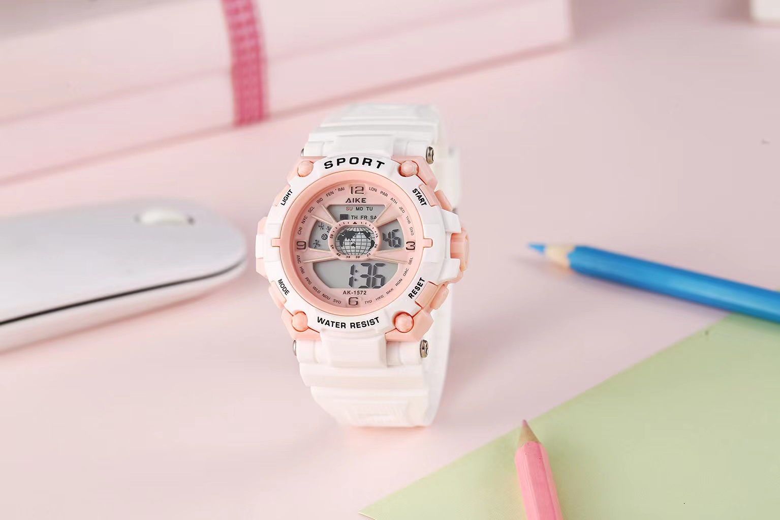 AIKE1572 estilo deportivo reloj electrónico luminoso para hombres y mujeres reloj impermeable para estudiantes al por mayor amor grabado transparente caja independiente