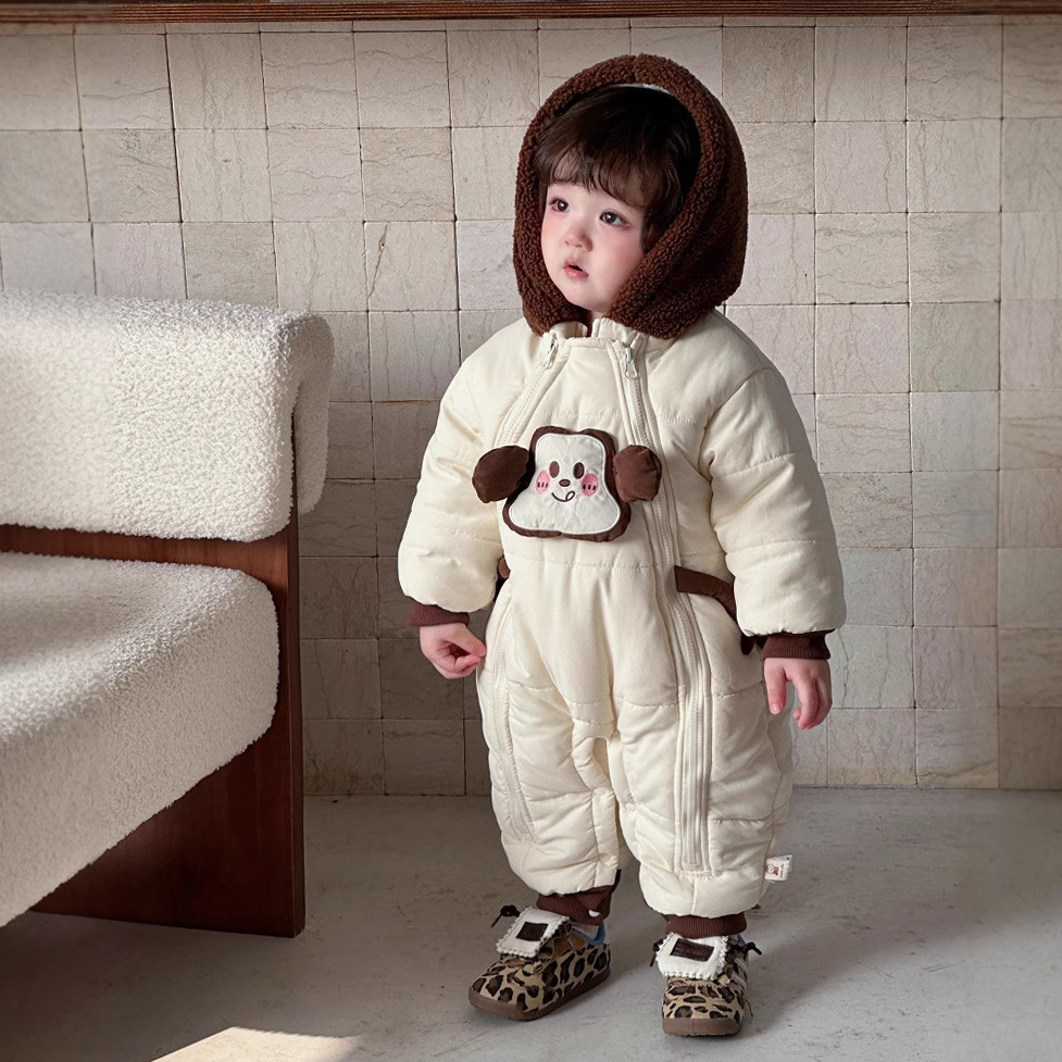 2024 ropa de algodón para bebé coreana, ropa de invierno occidental, una pieza, lindo traje de escalada de dibujos animados más mameluco acolchado de terciopelo