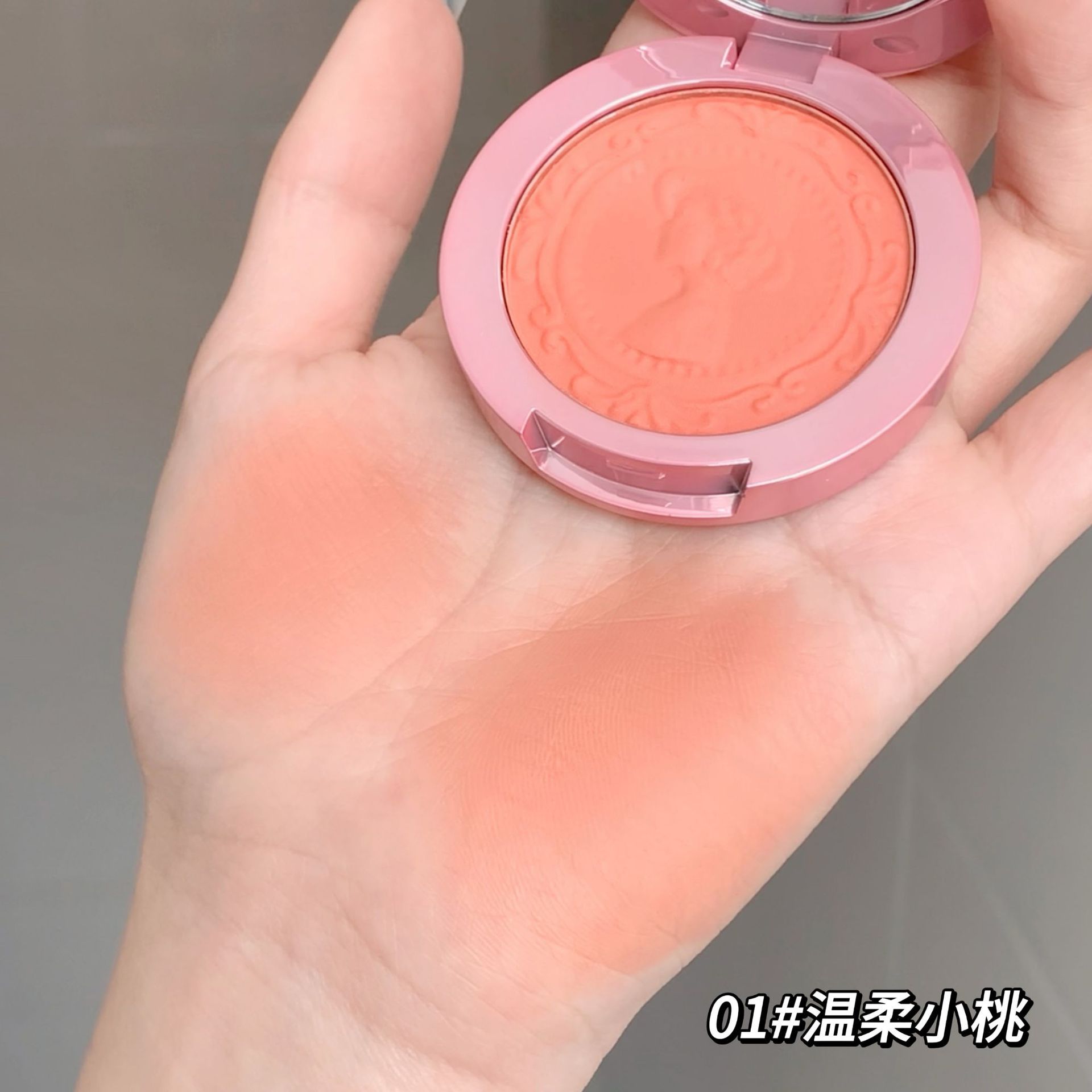 Goge osito en relieve tridimensional, rubor de color de niebla, maquillaje nude, mate natural, duradero y no fácil de volar, rubor de reparación de polvo al por mayor