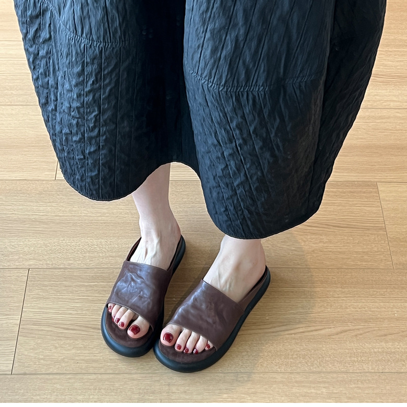 快適で軽い高級感のある夏の新しいスタイルのフレンチレトロなオープントゥスリッパ、女性用フラットソールアウターウェアソフトソール厚底ミュールシューズ|undefined