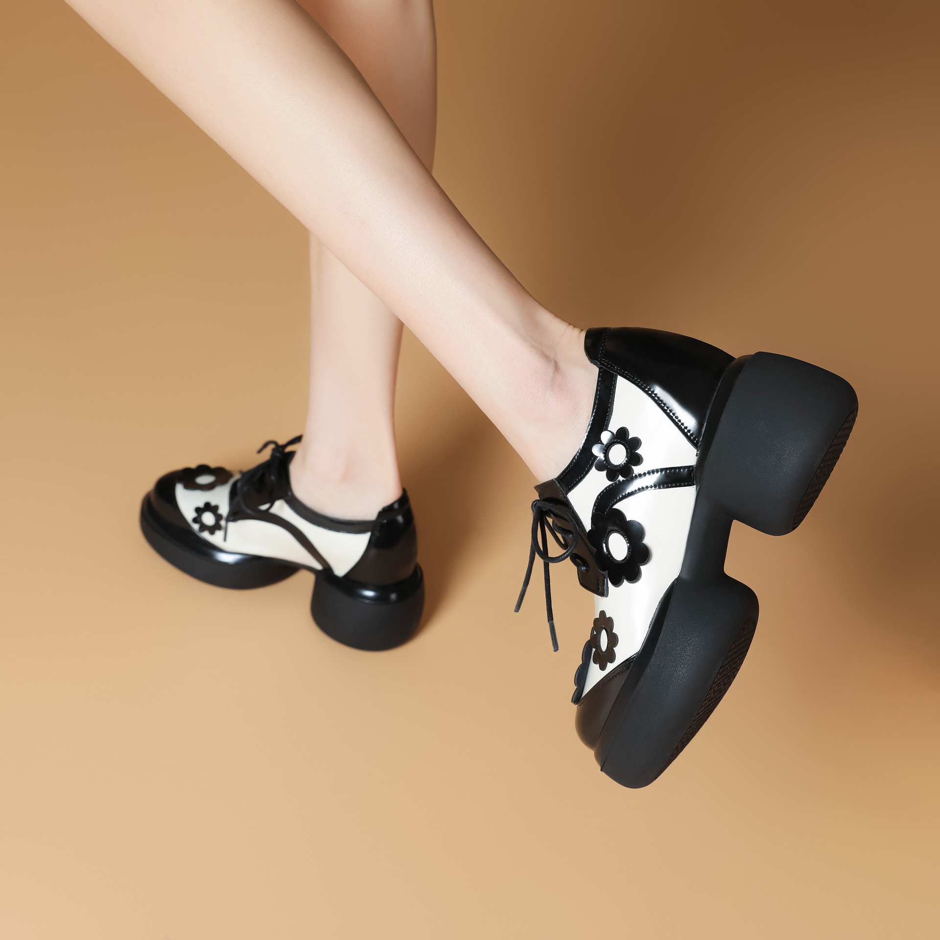 Giày nữ đế xuồng platform mũi tròn buộc dây, gót 10 cm, họa tiết hoa nổi — màu đen chi tiết 6