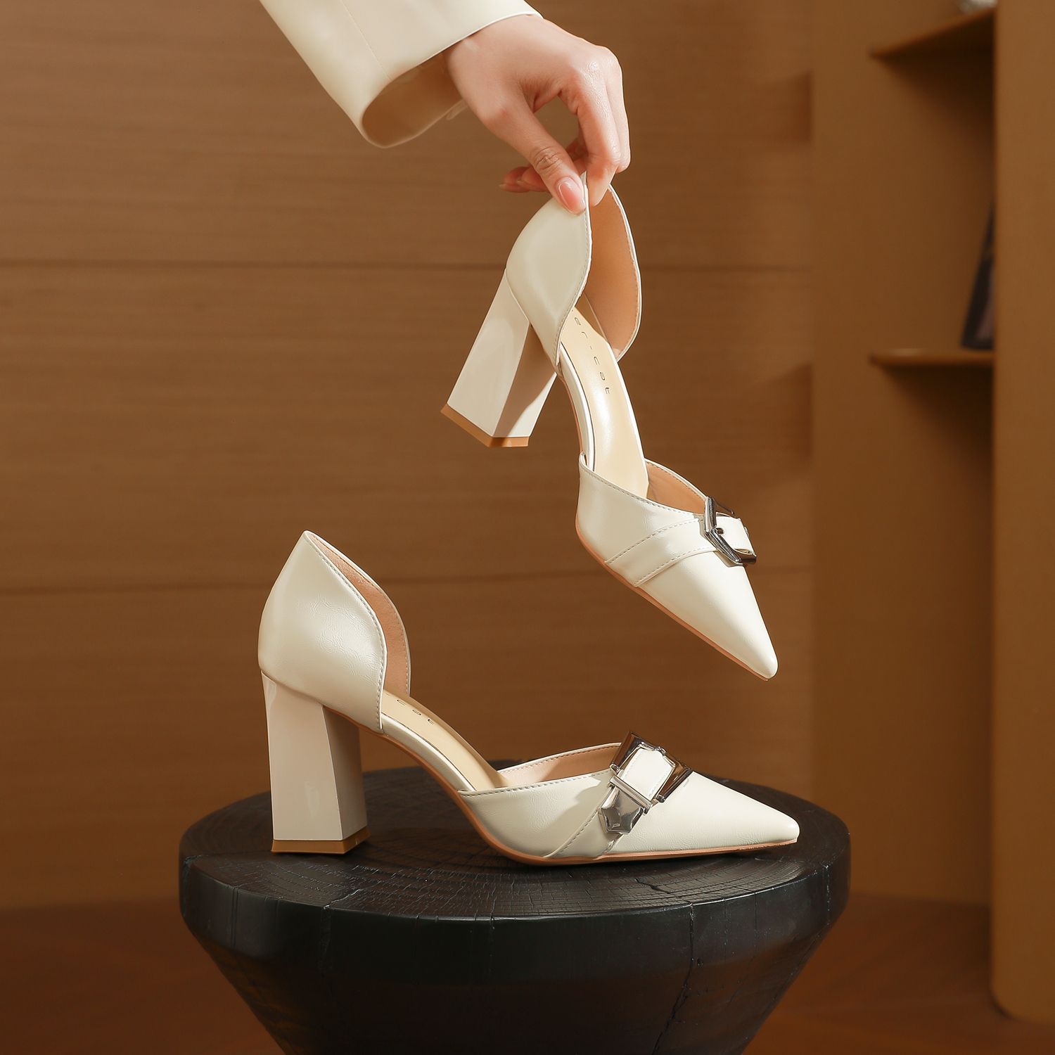 89808【羊皮】高跟鞋女粗跟2025年新款尖头皮带扣中空气质单鞋