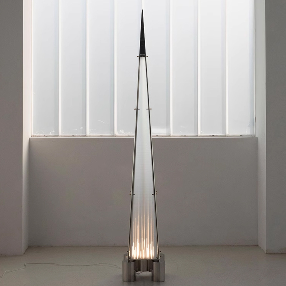 Pirámide lámpara de suelo sala de estar sensación de sofá al lado de la cabecera del dormitorio alto valor visual minimalista atmósfera artística lámpara de pie sin