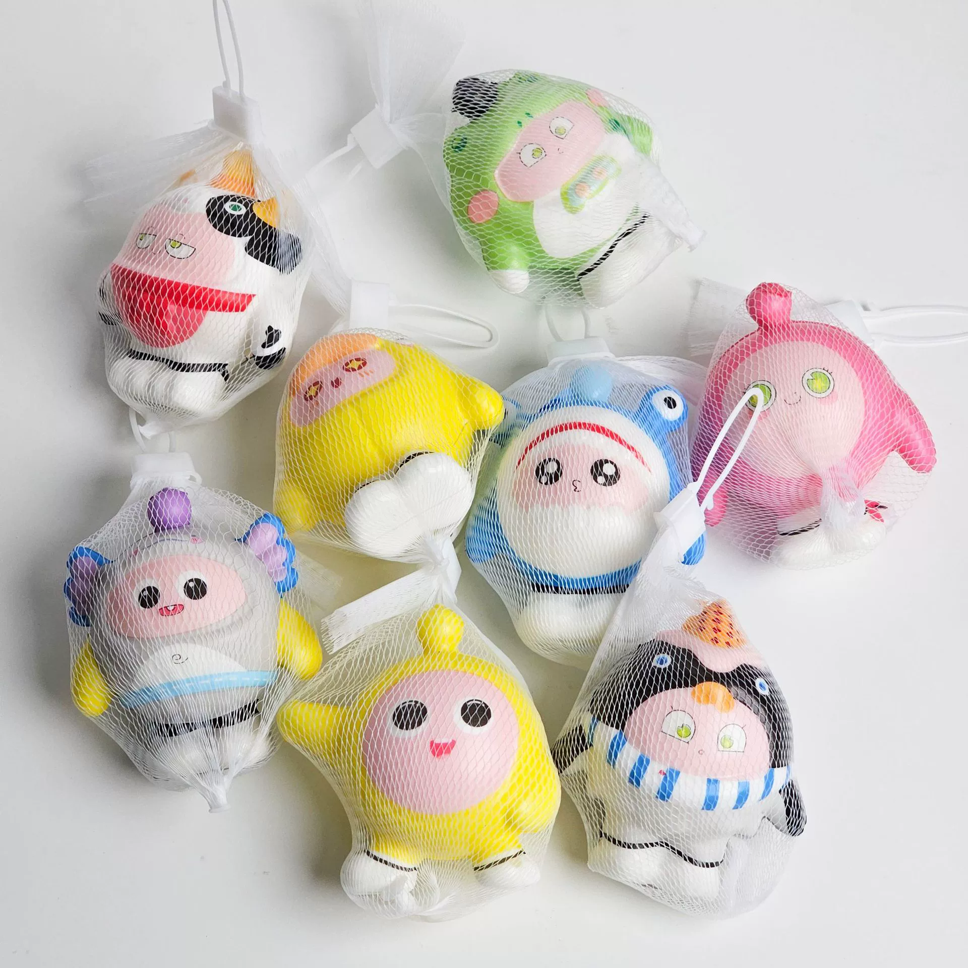 Подлинные яйца щепотка, медленно разжимая артефакт