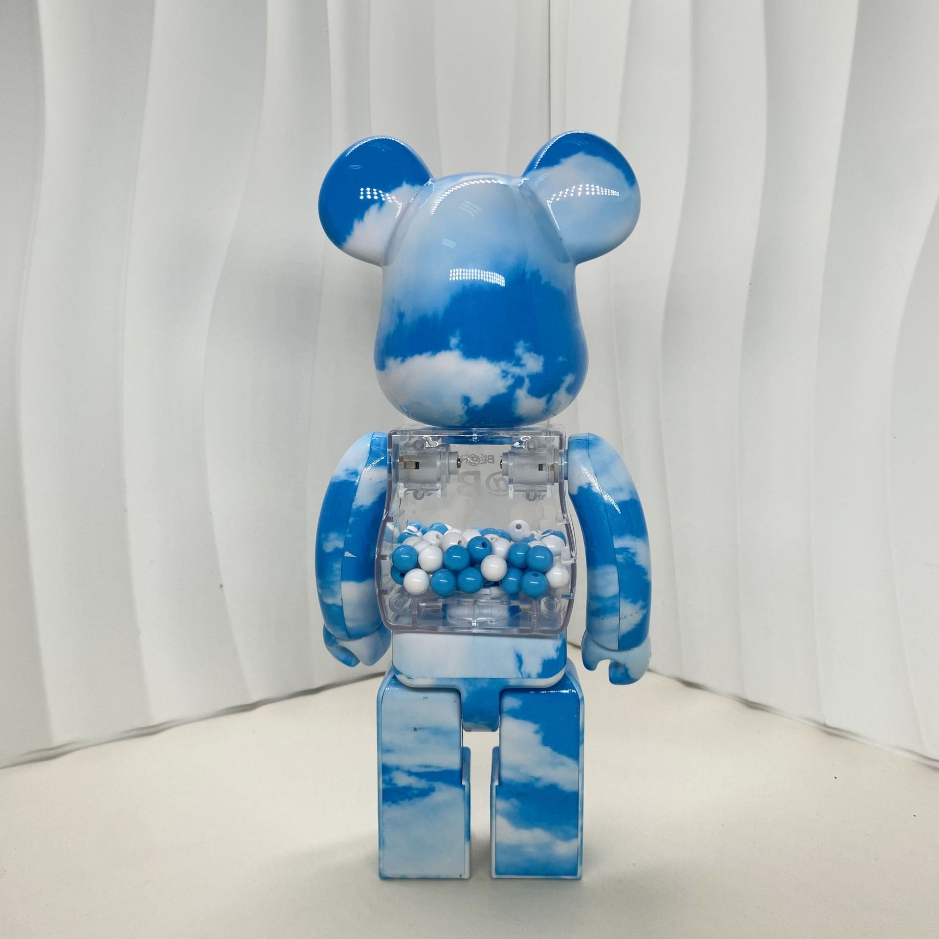 공장 직접 BEARBRICK400 폭력적인 곰 QIANQIU 푸른 하늘과 흰 구름 조수 손으로 만든 가정 장식품 놀이