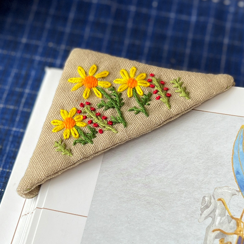 Marcadores de flores bordadas a mano Ludiy material de bordado bolsas de libros marcadores de esquinas lindos marcadores creativos de estudiantes