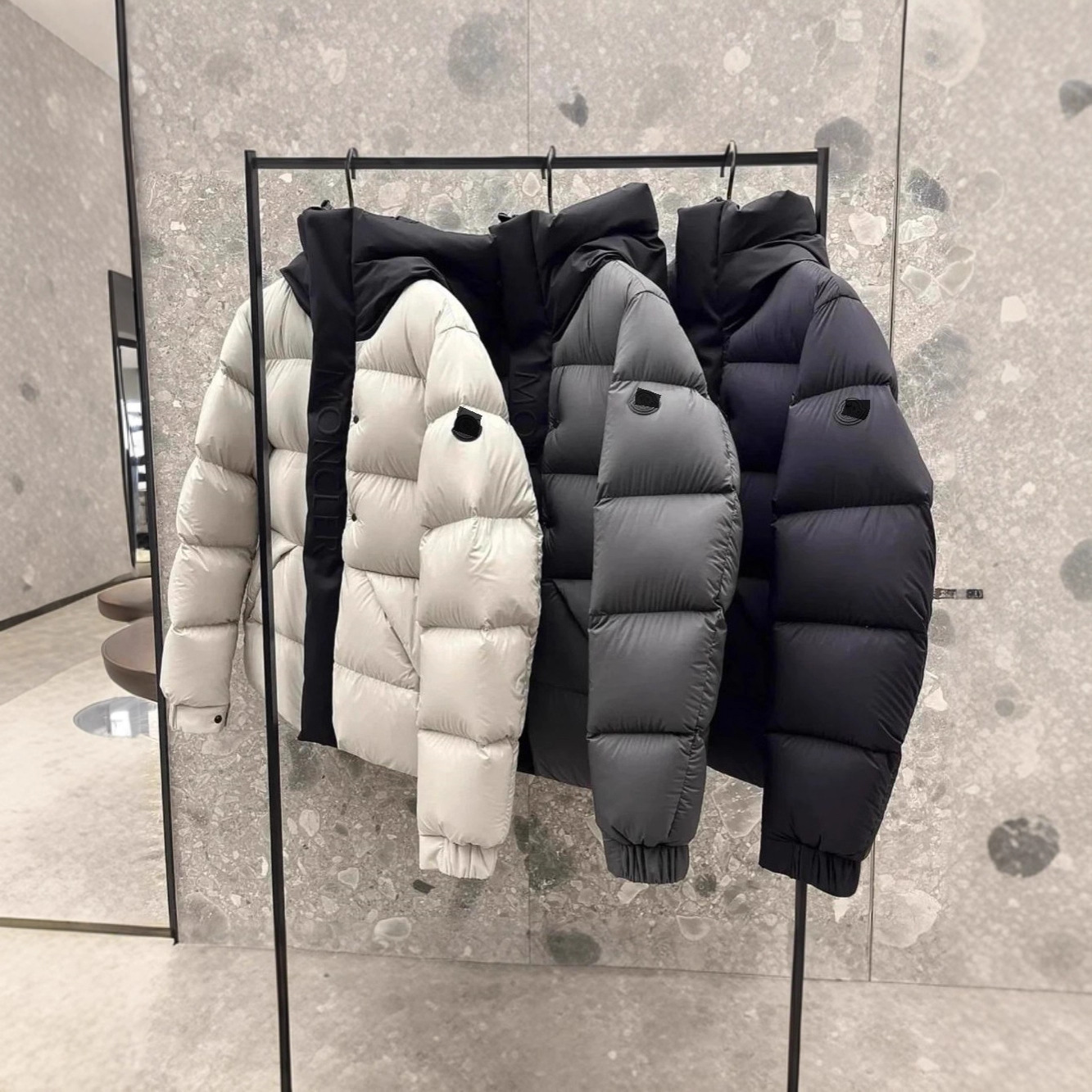 Putian Mengjia 고급 버전 2026 신제품 Mengkou FW22 Madeira 블랙 라벨 블랙 워리어 쇼트 다운 재킷