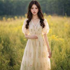 法式森系黄色碎花泡泡袖连衣裙女2025夏季新款时尚甜美龄茶歇裙女
