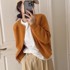 ダブルファスナーの短い純色のセーターのコートの女性秋冬の新型の百合ファッションのニットのカーディガンの修身の短い上着