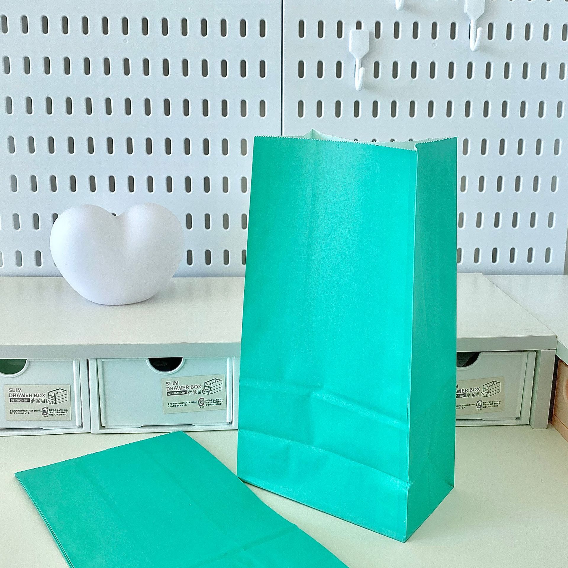 Bolsas de papel kraft coloridas bolsas de regalo bolsas de embalaje para llevar bolsas de regalo bolsas de bolsillo plano en el viento lindo paquete pequeño