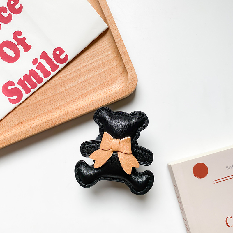 Untitled-1_0007_Leather Stand-Bow Tie Bear-Black