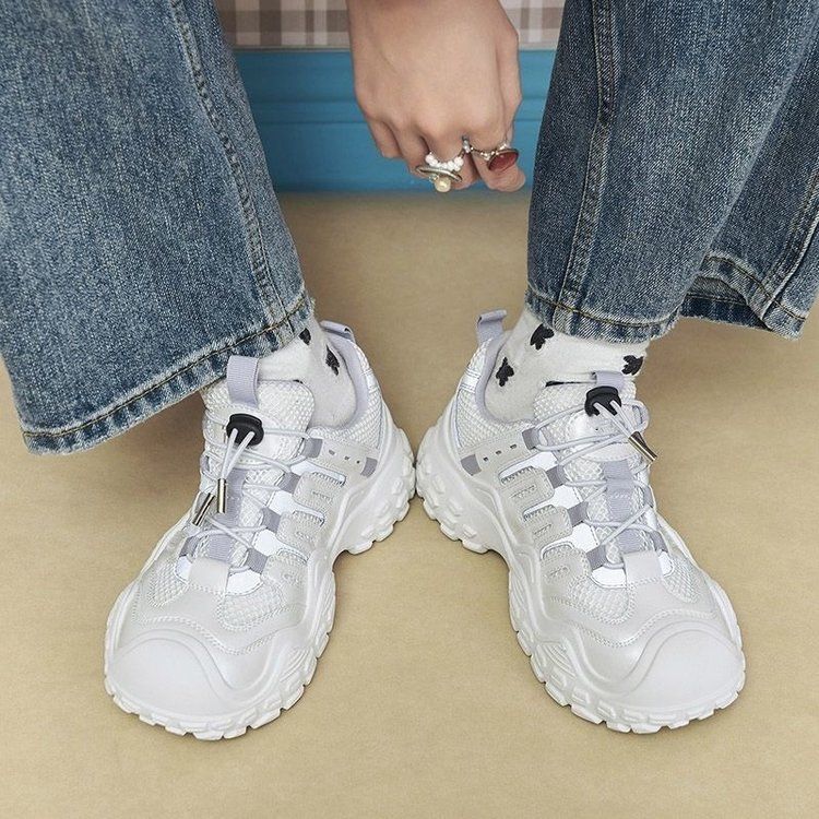 Zapatos blancos de suela gruesa para mujer 2025 verano nuevo estilo malla transpirable moda todo-fósforo ligero realce deportes y zapatillas de deporte de ocio