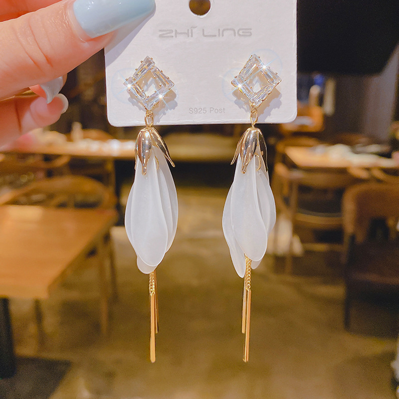 2021 New White Petals Long Tassel Earrings display picture 3