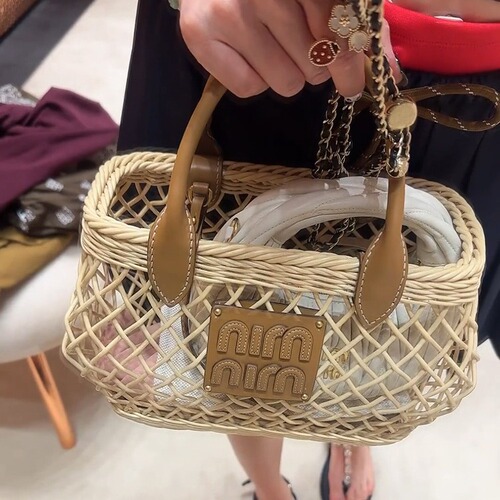 小红书网红2024夏新款镂空草编包纯手工藤编菜篮子字母单肩斜跨包
