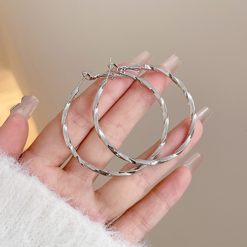 Luz de lujo de alto nivel nicho de diseño femenino sensación de aretes de bordilla temperamento perla asimetría joyería perla al por mayor