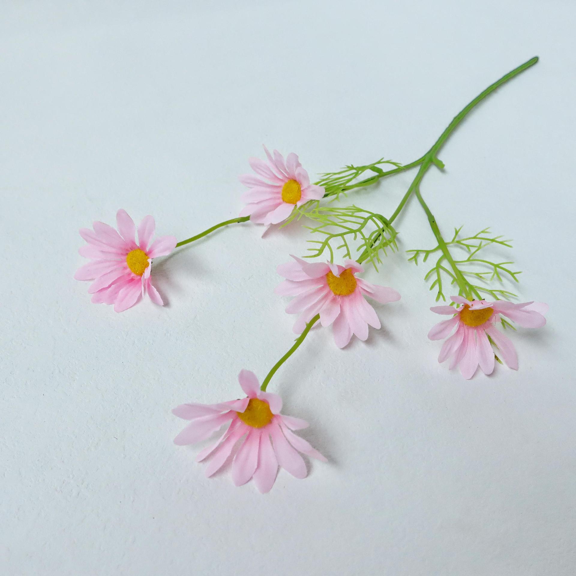 Crisantemo holandés artificial de 5 cabezas para decoración de bodas y hogar, accesorios para fotografía, flores artificiales pequeñas de margarita hechas a mano al por mayor.